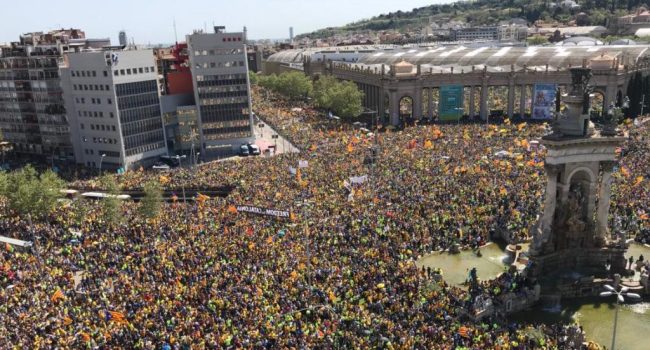 Foto: Manifestación en Barcelona (Twtter Carles Puigdemont)