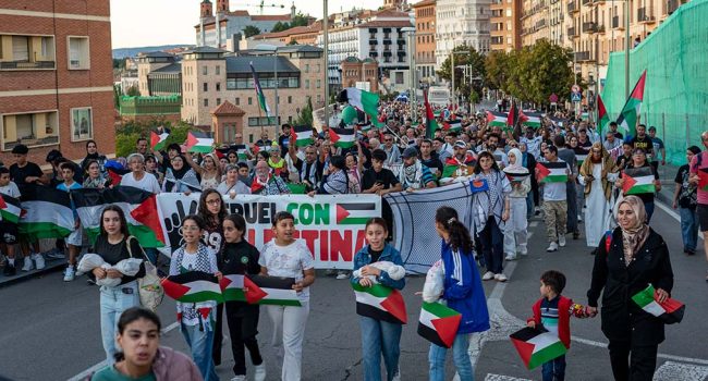 El Paseo del Óvalo lleno de manifestantes este sábado en Teruel. | Foto: Elena P. Barth
