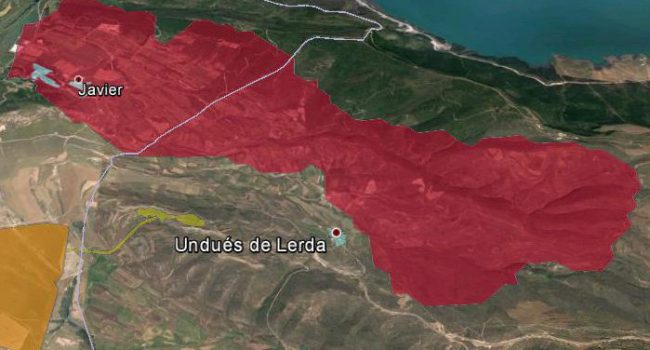 Imagen de la superficie que abarca el proyecto Mina Muga. En amarillo la planta en superficie, en rojo la explotación subterránea.