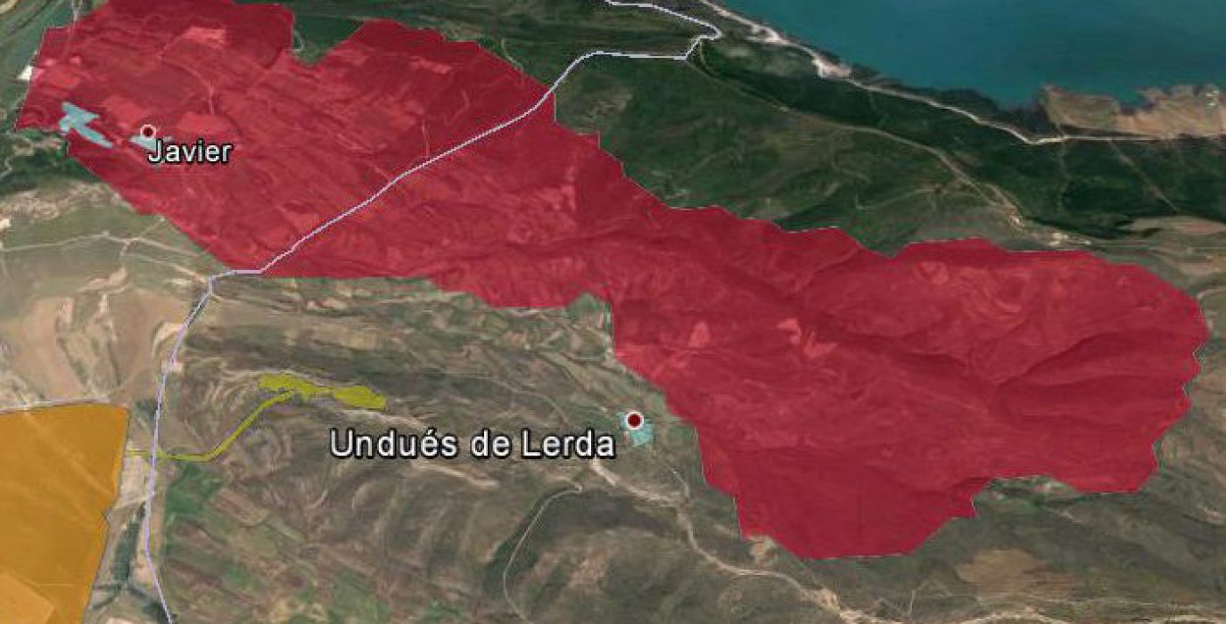 Imagen de la superficie que abarca el proyecto Mina Muga. En amarillo la planta en superficie, en rojo la explotación subterránea.