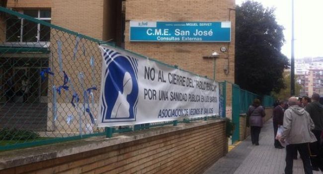 Diversos colectivos en defensa de la Sanidad Pública, entre ellos Marea Blanca, han colocado lazos azules en varios centros sanitarios de Zaragoza. Foto: @mareablancazgz