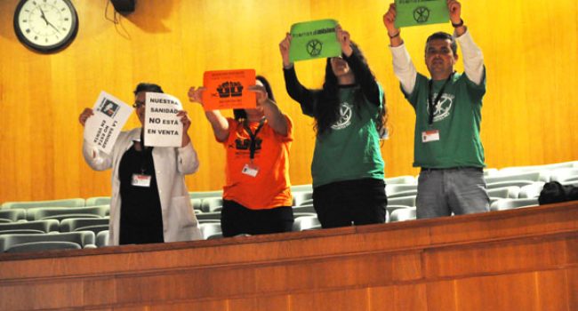 Representants d’as mareas ciudadanas en As Cortes o pasau aviento. Foto: El Ventano