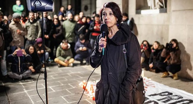 Mariana Huidobro el febrer de l'any passat a la plaça de Sant Jaume, la nit que el Canal 33 va projectar el documental 'Ciutat Morta', que explica el cas. Foto: Victor Serri (La Directa)