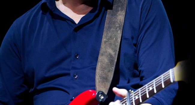 Mark Knopfler en una actuación en directo.