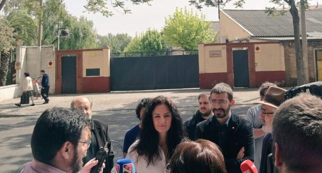 Marta Abengochea frente a la empresa armamentística Instalaza.