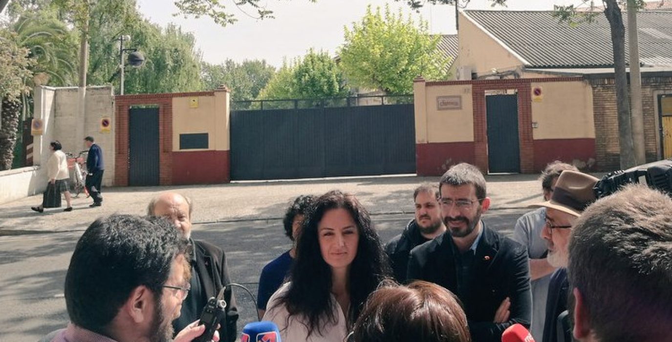 Marta Abengochea frente a la empresa armamentística Instalaza.