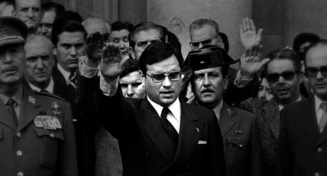 Martín Villa haciendo el saludo fascista. Foto: Paco Elvira