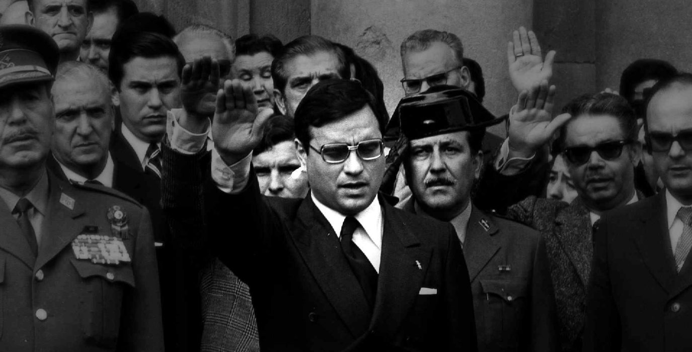 Martín Villa haciendo el saludo fascista. Foto: Paco Elvira