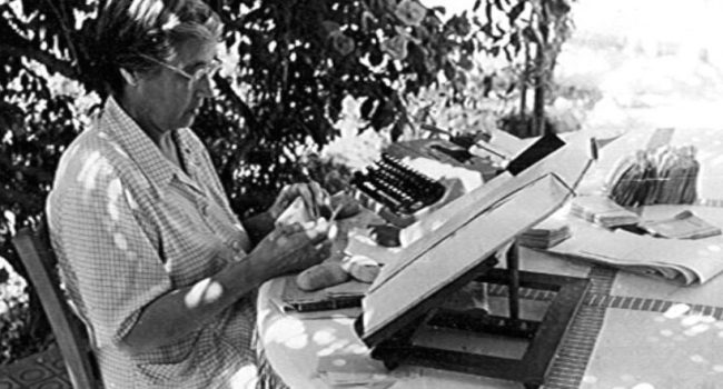 María Moliner con unos libros