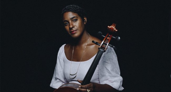 Leyla McCalla posando con su violonchelo