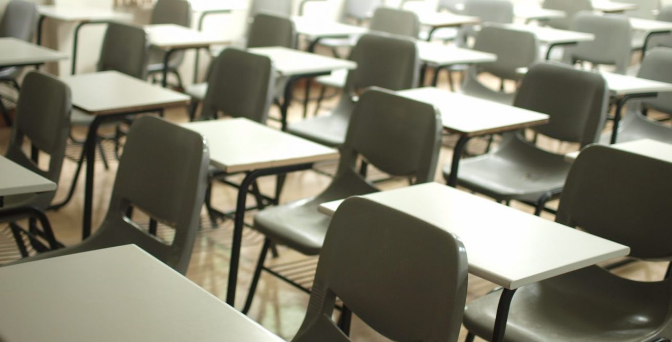 Unas sillas de una clase de colegio o instituto