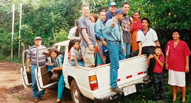 Integrantes de Medicus Mundi en El Salvador en 1998