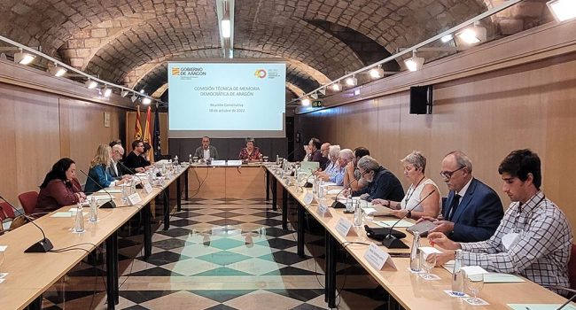 dos mesas con varias personas especialistas en memoria