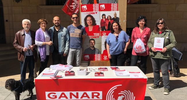 Anabel Gimeno, junto a otros integrantes de la candidatura de Ganar Teruel-IU: Nicolás López, Lidia Serrano, Raquel Fuertes, Rubén Giménez, Carmen Tortajada.