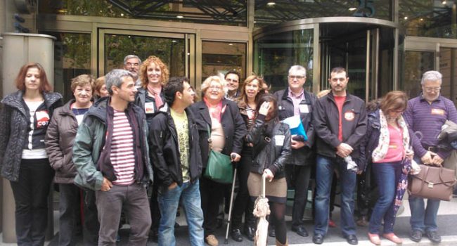 Representantes de los cinco sindicatos de la Mesa en la puerta de la Consejería. Foto: CGT Enseñanza (Archivo)