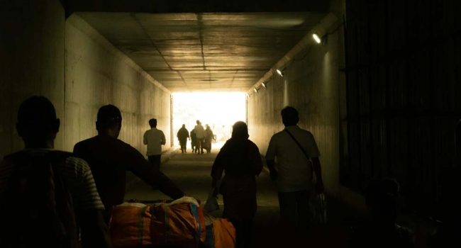 Migrantes atravesando un túnel. | Foto: General Kenobi, Pexels