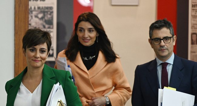 trata La ministra de Política Territorial y portavoz del Gobierno, Isabel Rodríguez, la ministra de Justicia, Pilar Llop, y el ministro de la Presidencia, Relaciones con las Cortes y Memoria Democrática, Félix Bolaños, llegan a la rueda de prensa. Pool Moncloa/Borja Puig de la Bellacasa.