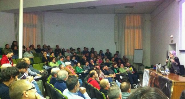 Miren Etxezarreta imaprtió su charla ante un salón de actos repleto.