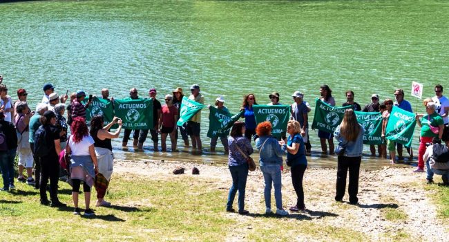 Momento en el que las personas participantes en la acción se han introducido de forma simbólica en el río Ebro a su paso por Zaragoza. | Foto: AEC