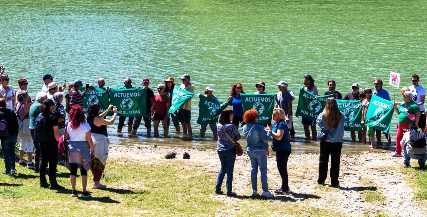 Momento en el que las personas participantes en la acción se han introducido de forma simbólica en el río Ebro a su paso por Zaragoza. | Foto: AEC