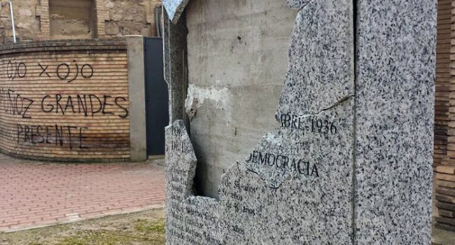 Pintada fascista junto al monolito atacado. Foto: Foro por la Memoria de Aragón