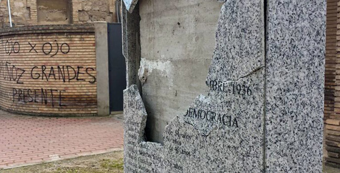 Pintada fascista junto al monolito atacado. Foto: Foro por la Memoria de Aragón
