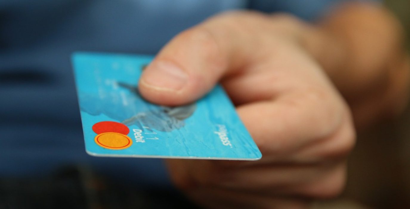 El uso responsable de las tarjetas es una de las siete claves que ofrece ADICAE.