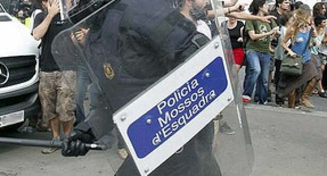 Mosso de Esquadra durante el desalojo de plaza Catalunya. Foto: AnonymousTx