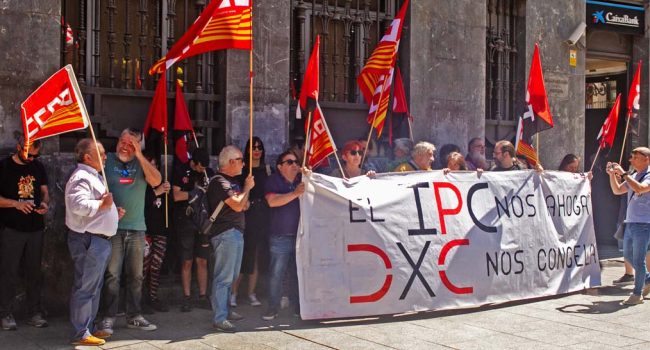 Un instante de la concentración desarrollada este martes. | Foto: CCOO Aragón