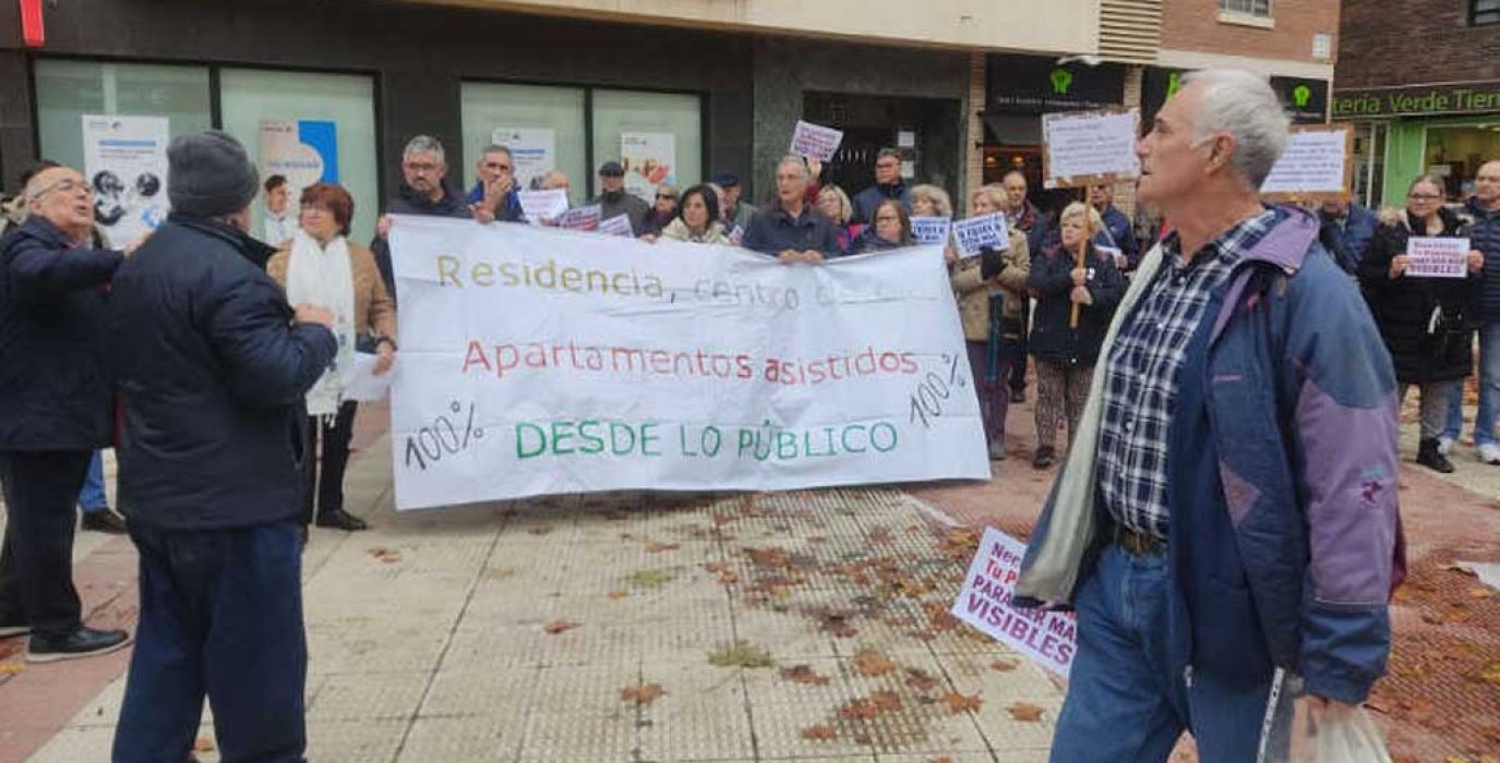 Vecinos y vecinas se movilizan en defensa de más equipamientos públicos para mayores en el Actur | Foto: FABZ