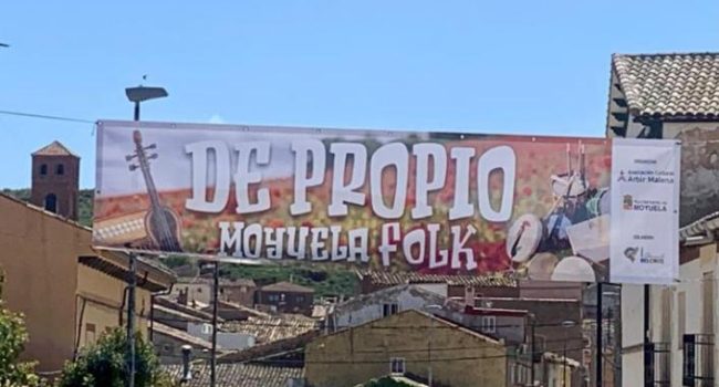 Cartel del festival Moyuela Folk en el pueblo