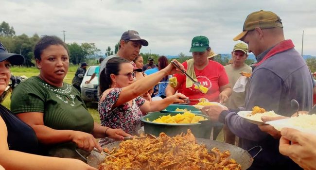 Instantánea del momento del almuerzo en el campamento ‘Rio Branco del Ivaí’. | Foto: MST