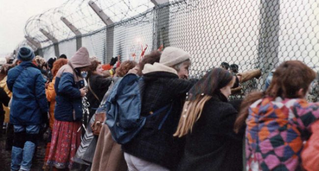 Las mujeres se pararon tomadas de las manos alrededor del perímetro de la valla para "abrazar" la base militar. Foto: Steve Tomalin