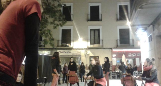 Una intervención teatral sorprende a los viandantes en plazas y calles de la ciudad para reivindicar el derecho de las mujeres a decidir sobre el aborto y la maternidad. Foto: 15M Uesca