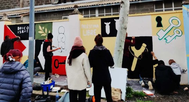 Personas pintan un muro en Samianigo el 30 de marzo. | Foto: María Recreo