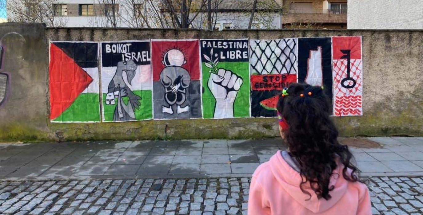 Fotografía de las pancartas pintadas durante la jornada solidaria. | Foto: Asamblea del Alto Aragón con Palestina