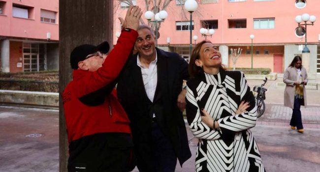 Natalia Chueca en una foto en un bloque de viviendas municipales de Actur. | Foto: AZ
