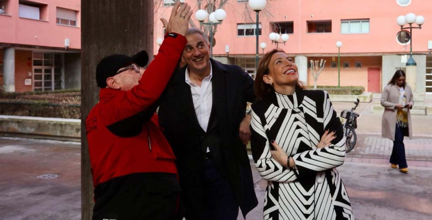 Natalia Chueca en una foto en un bloque de viviendas municipales de Actur. | Foto: AZ