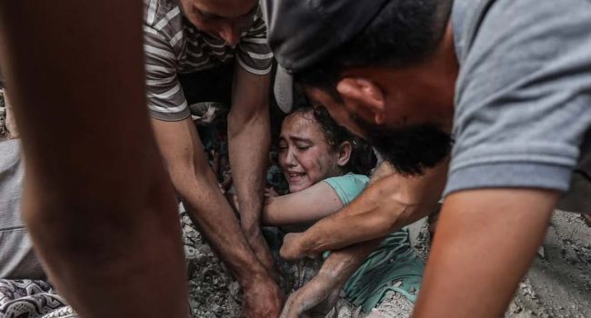 Sacando a un niño de debajo de los escombros, al norte de Gaza este domingo. | Foto: Times of Gaza