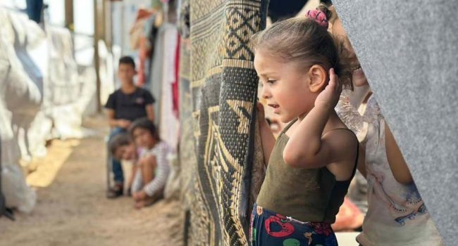 Niños y niñas de Gaza en tiendas improvisadas donde se refugian con sus familias. |  Foto: UNRWA/Hussein Owda