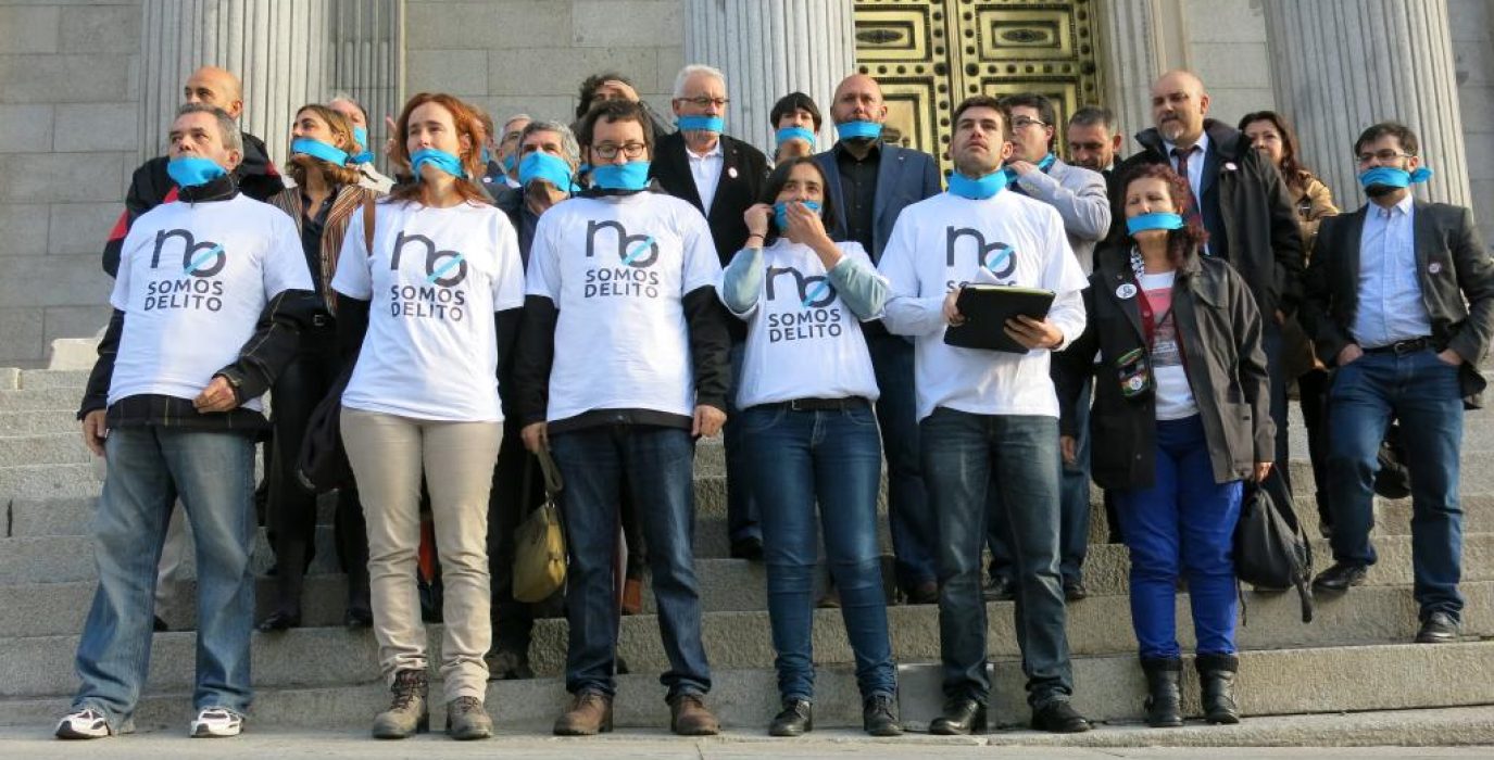 La Plataforma No Somos Delito durante una protesta en el Congreso español en 2014. Foto: @amaiurinfo (Archivo)