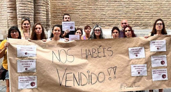 "Nos habéis vendido" dice la pancarta que portan integrantes de la Asamblea Acción Socioeducativa este verano. | Foto: CGT