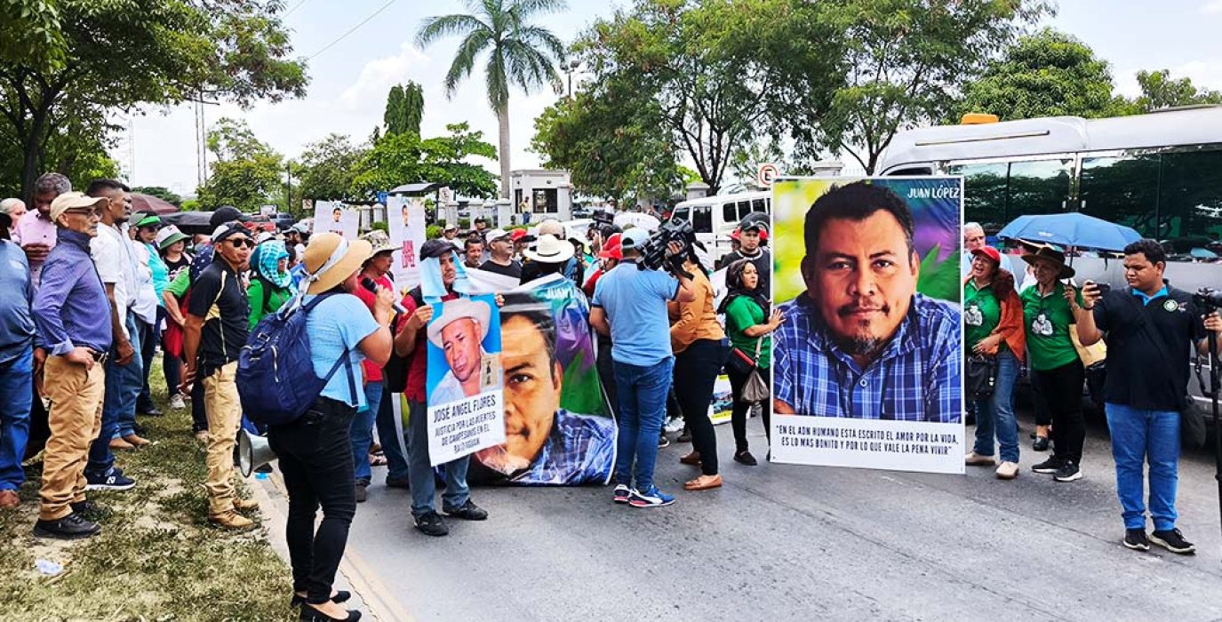 Concentración campesina en el complejo de los Juzgados. | Foto: SE