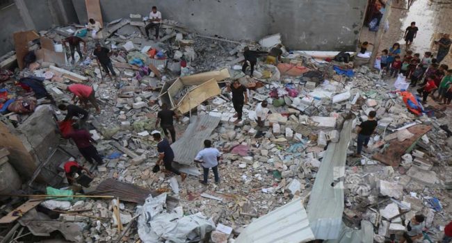 Destrucción causada por los aviones de ocupación que bombardearon una casa en el campo de Nuseirat, en el centro de la Franja de Gaza. | Foto: Wafa
