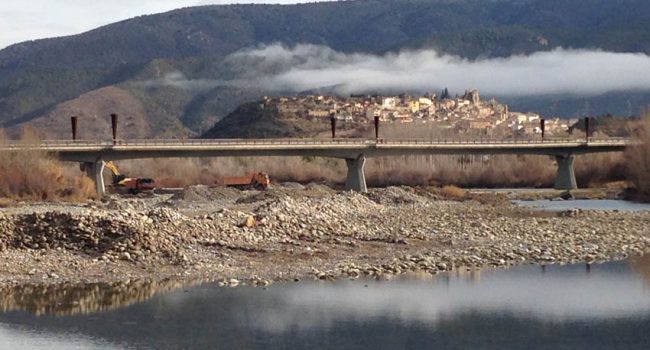 Camiones trabajando en un tramo del río Cinca. Foto: IU Aragón