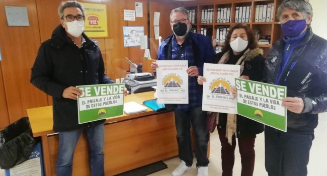 Presentación de las firmas en el Gobierno de Aragón | Foto: Plataforma en Defensa del Paisaje y la Vida en el Pirineo