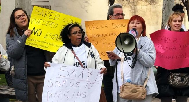 Los vecinos y las vecinas leyeron un manifiesto durante la protesta. | Foto: Sindicato de Inquilinas