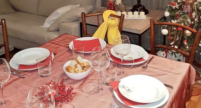 Foto: Imagen de la campaña "estas navidades una silla vacía en cada mes" Òmnium Cultural)