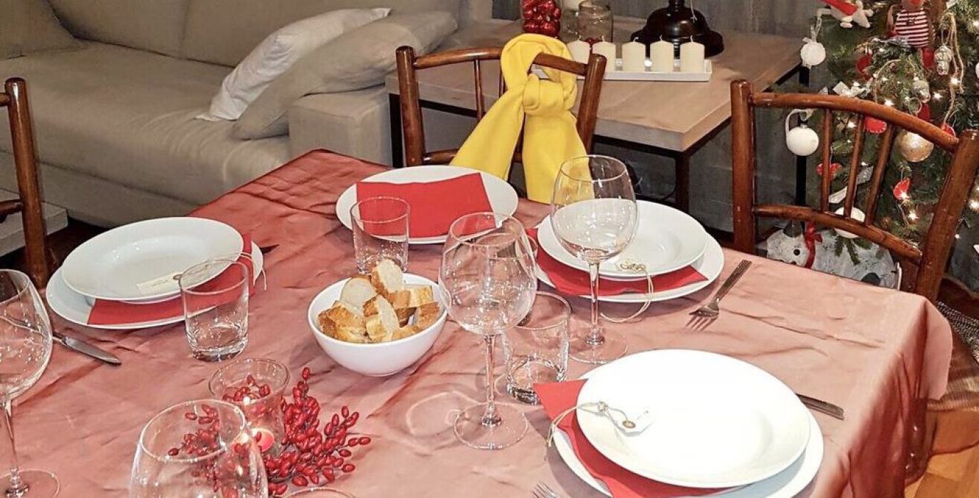 Foto: Imagen de la campaña "estas navidades una silla vacía en cada mes" Òmnium Cultural)