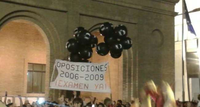 Pancarta desplegada durante el pregón de las fiestas del Pilar 2013. Foto: AraInfo